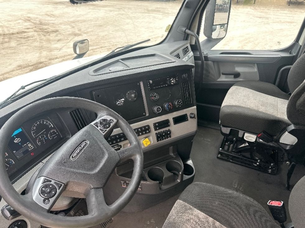 Sleeper Tractor-Heavy Duty Tractors-Freightliner-2020-T12664ST-Milwaukee-WI-586,565\n\t\tmiles-$ 53,750 - Image 10