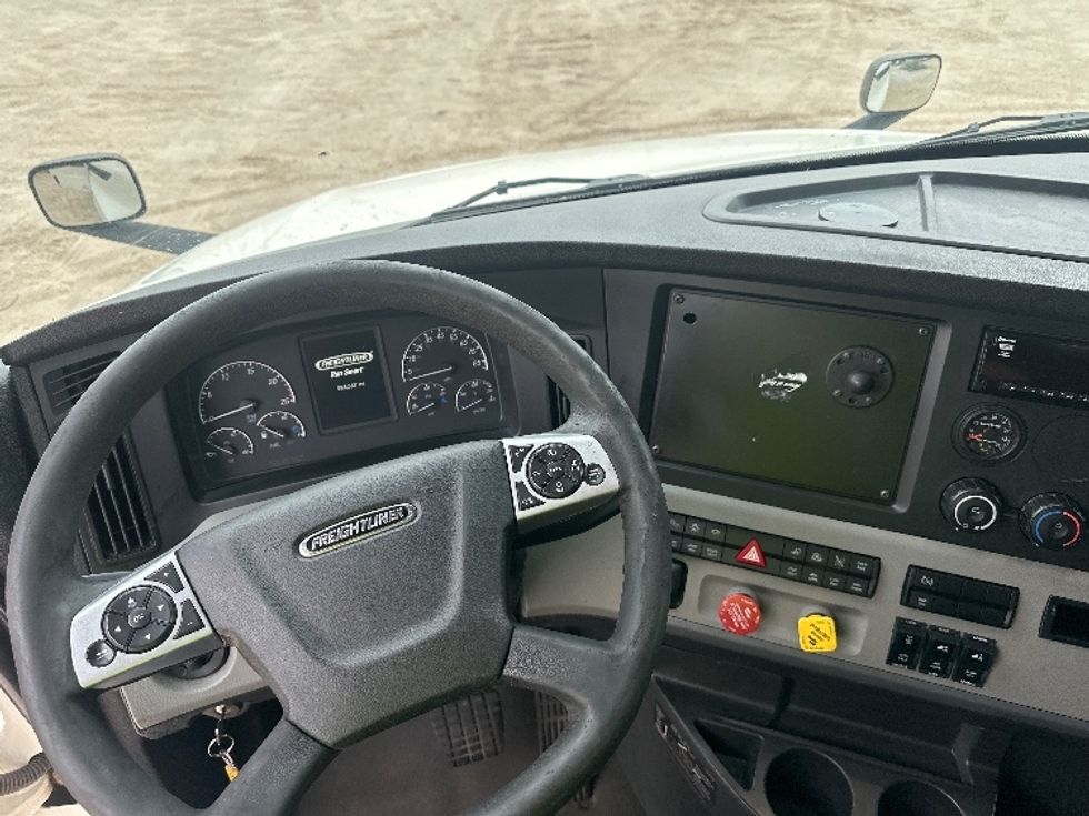 Sleeper Tractor-Heavy Duty Tractors-Freightliner-2020-T12664ST-Milwaukee-WI-586,565\n\t\tmiles-$ 53,750 - Image 11