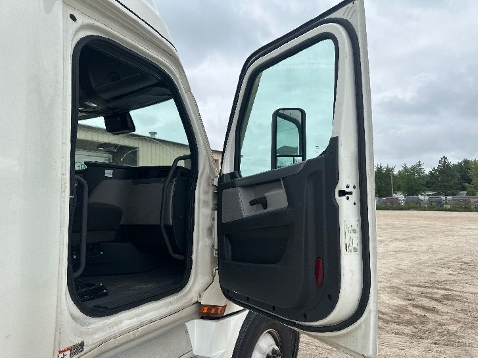 Sleeper Tractor-Heavy Duty Tractors-Freightliner-2020-T12664ST-Milwaukee-WI-586,565\n\t\tmiles-$ 53,750 - Image 13