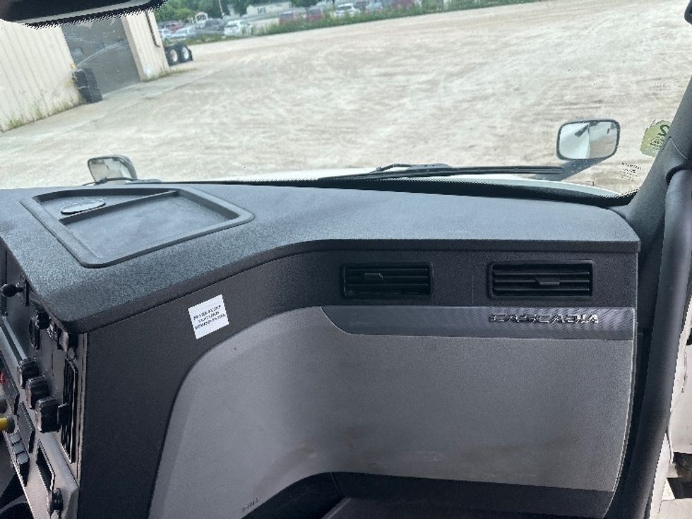 Sleeper Tractor-Heavy Duty Tractors-Freightliner-2020-T12664ST-Milwaukee-WI-586,565\n\t\tmiles-$ 53,750 - Image 14