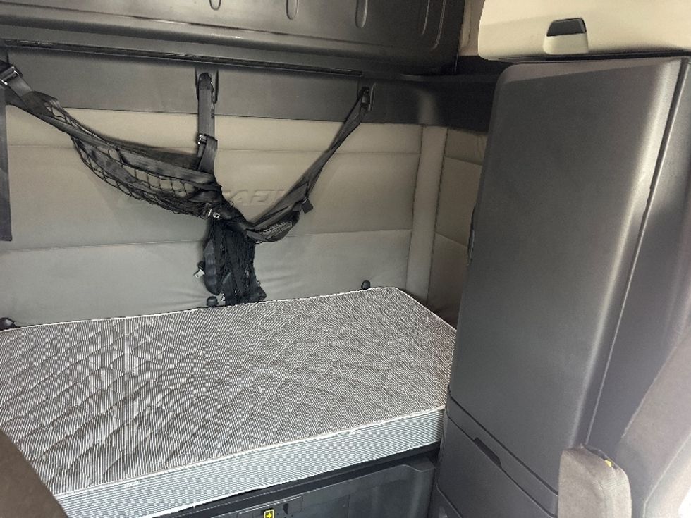 Sleeper Tractor-Heavy Duty Tractors-Freightliner-2020-T12664ST-Milwaukee-WI-586,565\n\t\tmiles-$ 53,750 - Image 16