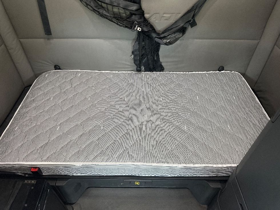 Sleeper Tractor-Heavy Duty Tractors-Freightliner-2020-T12664ST-Milwaukee-WI-586,565\n\t\tmiles-$ 53,750 - Image 17