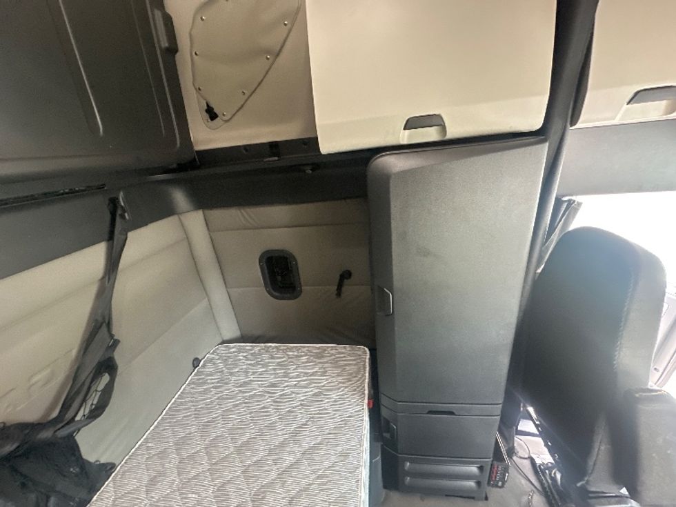 Sleeper Tractor-Heavy Duty Tractors-Freightliner-2020-T12664ST-Milwaukee-WI-586,565\n\t\tmiles-$ 53,750 - Image 18