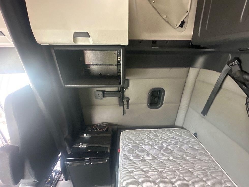 Sleeper Tractor-Heavy Duty Tractors-Freightliner-2020-T12664ST-Milwaukee-WI-586,565\n\t\tmiles-$ 53,750 - Image 19