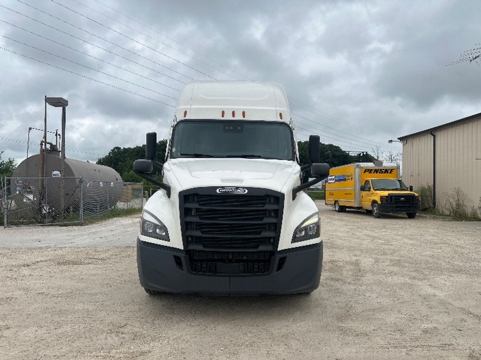 Sleeper Tractor-Heavy Duty Tractors-Freightliner-2020-T12664ST-Milwaukee-WI-586,565\n\t\tmiles-$ 53,750 - Image 2