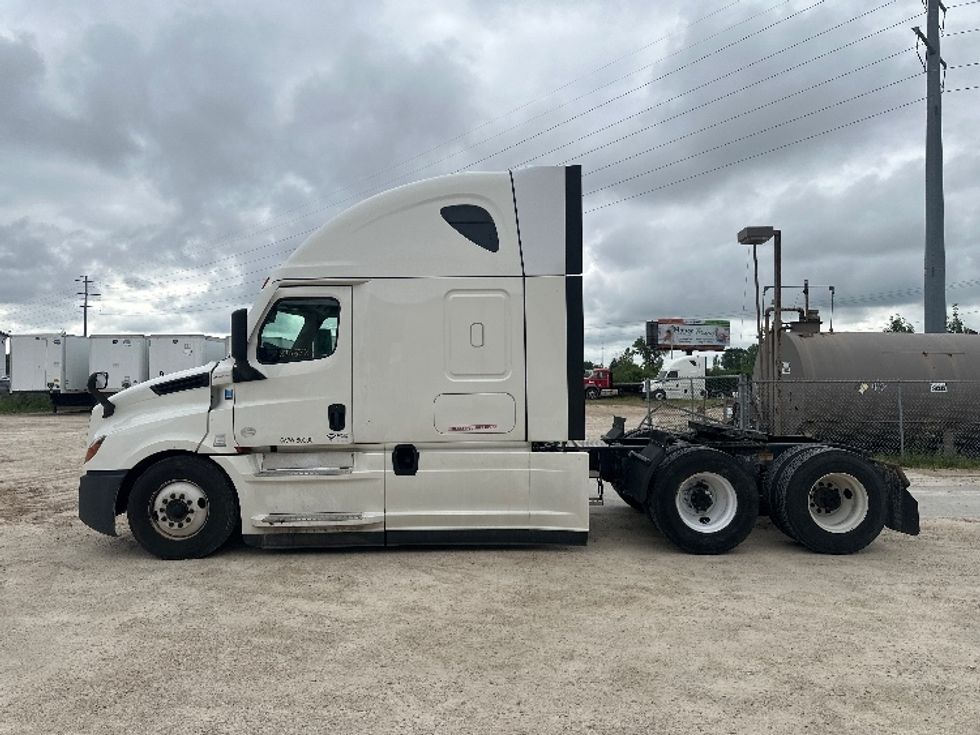 Sleeper Tractor-Heavy Duty Tractors-Freightliner-2020-T12664ST-Milwaukee-WI-586,565\n\t\tmiles-$ 53,750 - Image 4