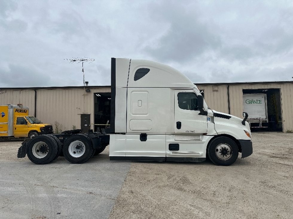 Sleeper Tractor-Heavy Duty Tractors-Freightliner-2020-T12664ST-Milwaukee-WI-586,565\n\t\tmiles-$ 53,750 - Image 8