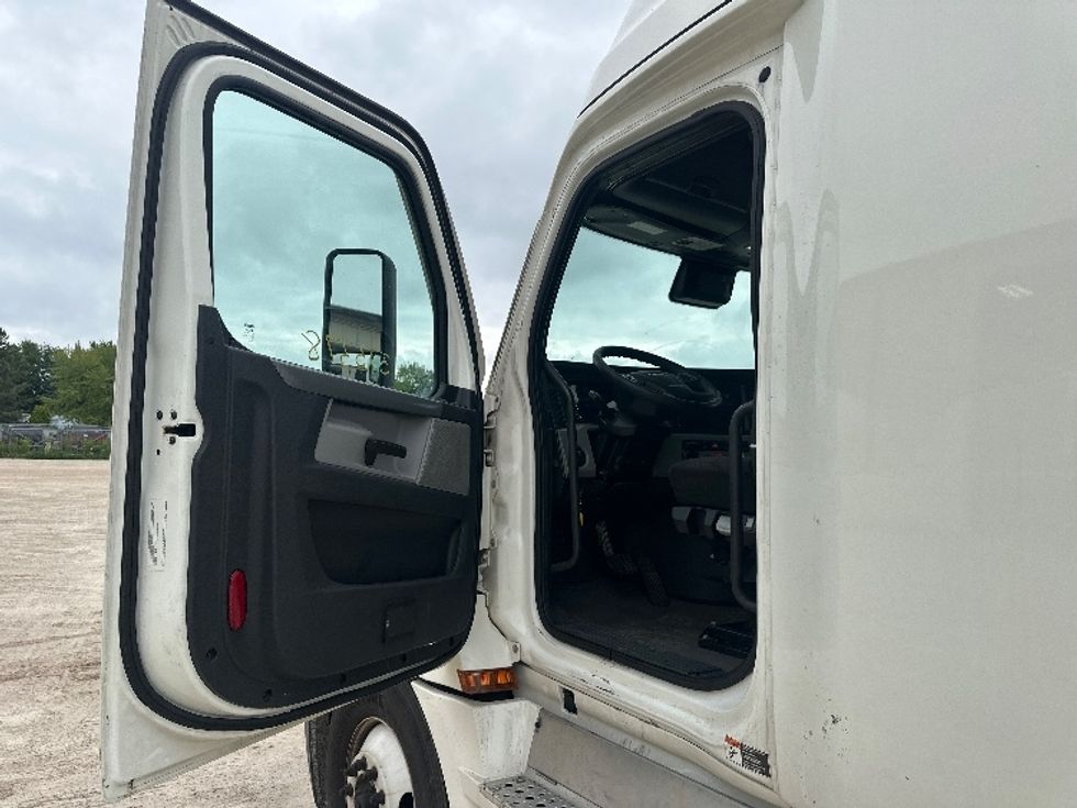 Sleeper Tractor-Heavy Duty Tractors-Freightliner-2020-T12664ST-Milwaukee-WI-586,565\n\t\tmiles-$ 53,750 - Image 9