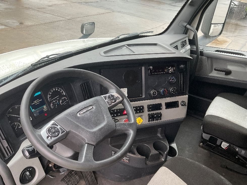 Sleeper Tractor-Heavy Duty Tractors-Freightliner-2020-T12664ST-Milwaukee-WI-646,865\n\t\tmiles-$ 45,000 - Image 10
