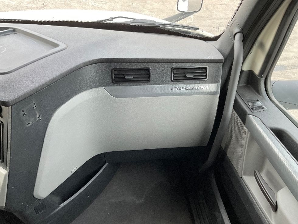 Sleeper Tractor-Heavy Duty Tractors-Freightliner-2020-T12664ST-Milwaukee-WI-646,865\n\t\tmiles-$ 45,000 - Image 13