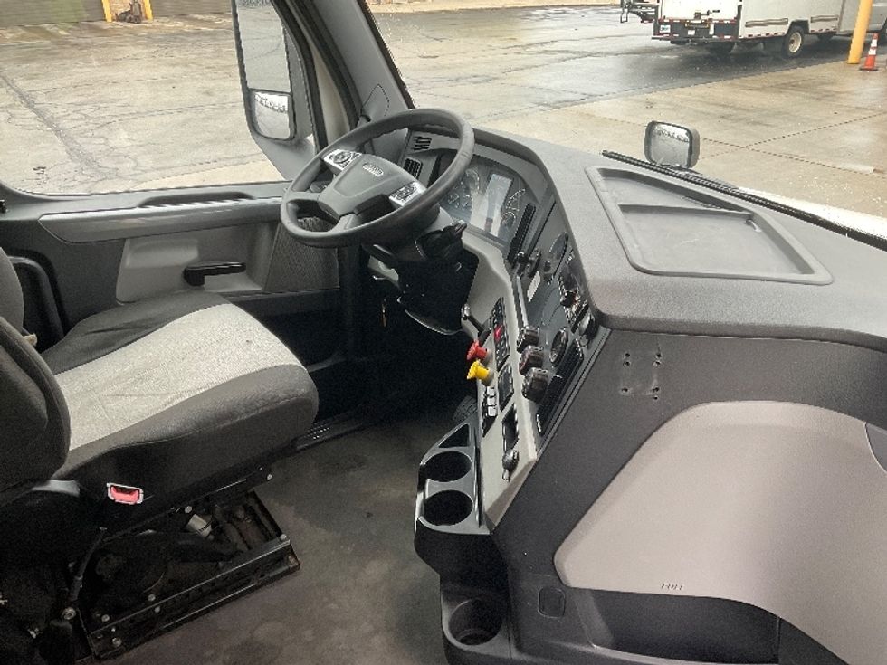 Sleeper Tractor-Heavy Duty Tractors-Freightliner-2020-T12664ST-Milwaukee-WI-646,865\n\t\tmiles-$ 45,000 - Image 14