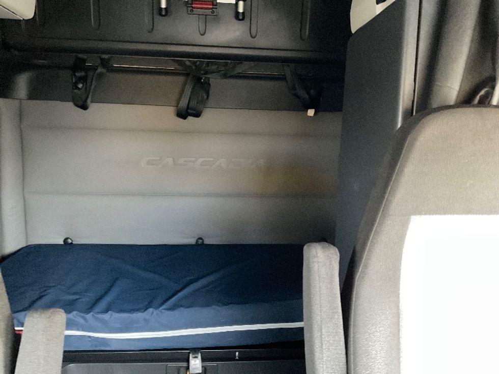 Sleeper Tractor-Heavy Duty Tractors-Freightliner-2020-T12664ST-Milwaukee-WI-646,865\n\t\tmiles-$ 45,000 - Image 15