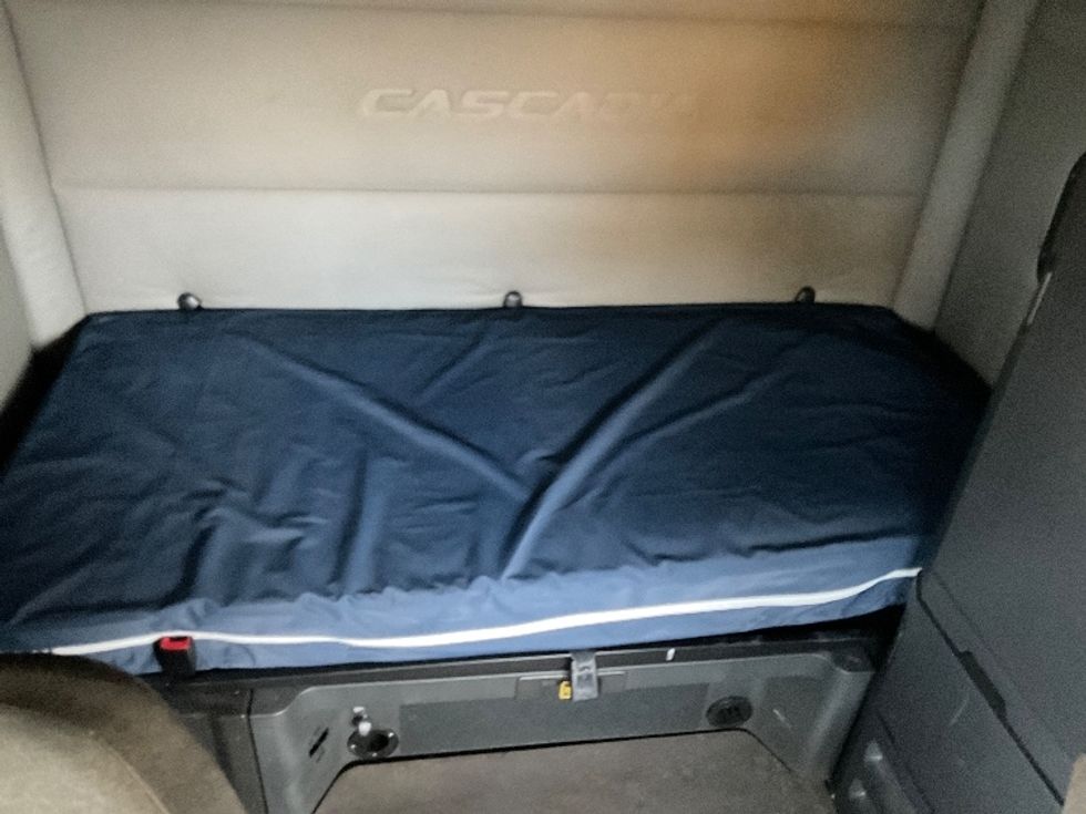 Sleeper Tractor-Heavy Duty Tractors-Freightliner-2020-T12664ST-Milwaukee-WI-646,865\n\t\tmiles-$ 45,000 - Image 16