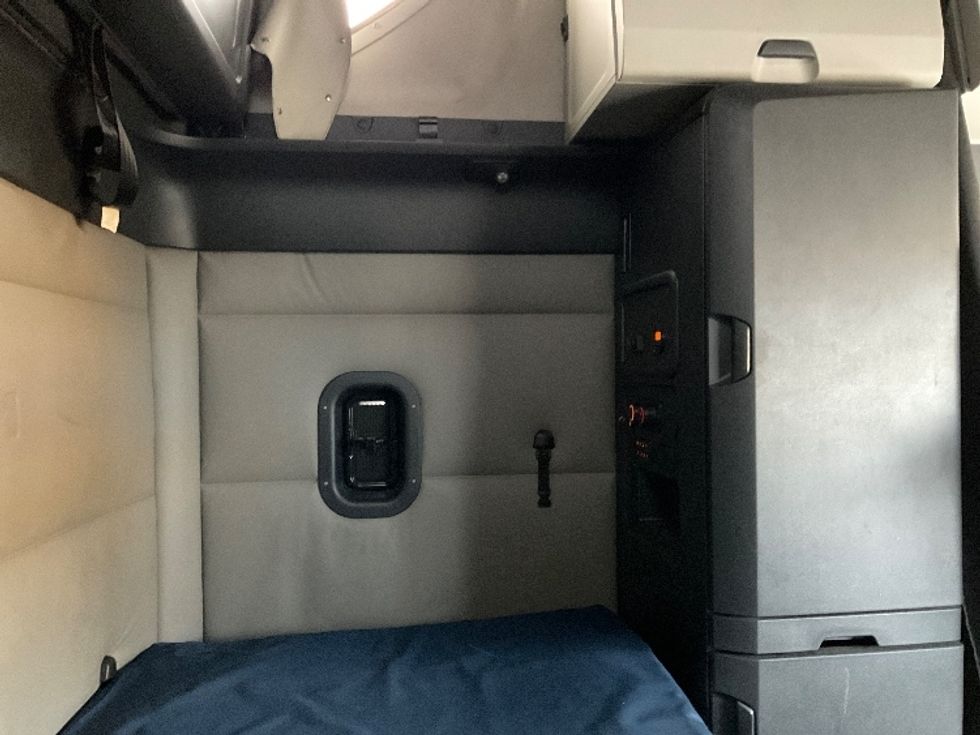 Sleeper Tractor-Heavy Duty Tractors-Freightliner-2020-T12664ST-Milwaukee-WI-646,865\n\t\tmiles-$ 45,000 - Image 17