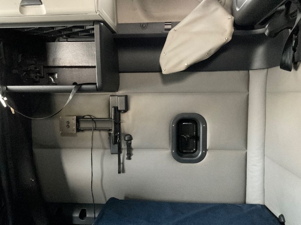 Sleeper Tractor-Heavy Duty Tractors-Freightliner-2020-T12664ST-Milwaukee-WI-646,865\n\t\tmiles-$ 45,000 - Image 18