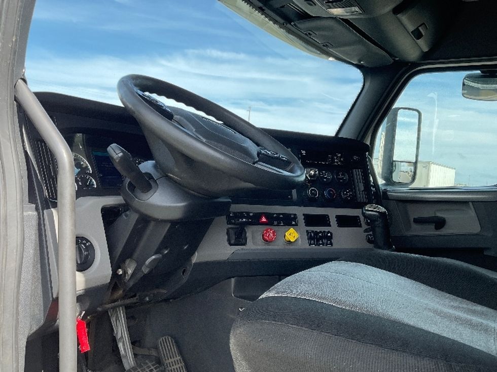 Sleeper Tractor-Heavy Duty Tractors-Freightliner-2020-T12664ST-Milwaukee-WI-680,631\n\t\tmiles-$ 44,000 - Image 10