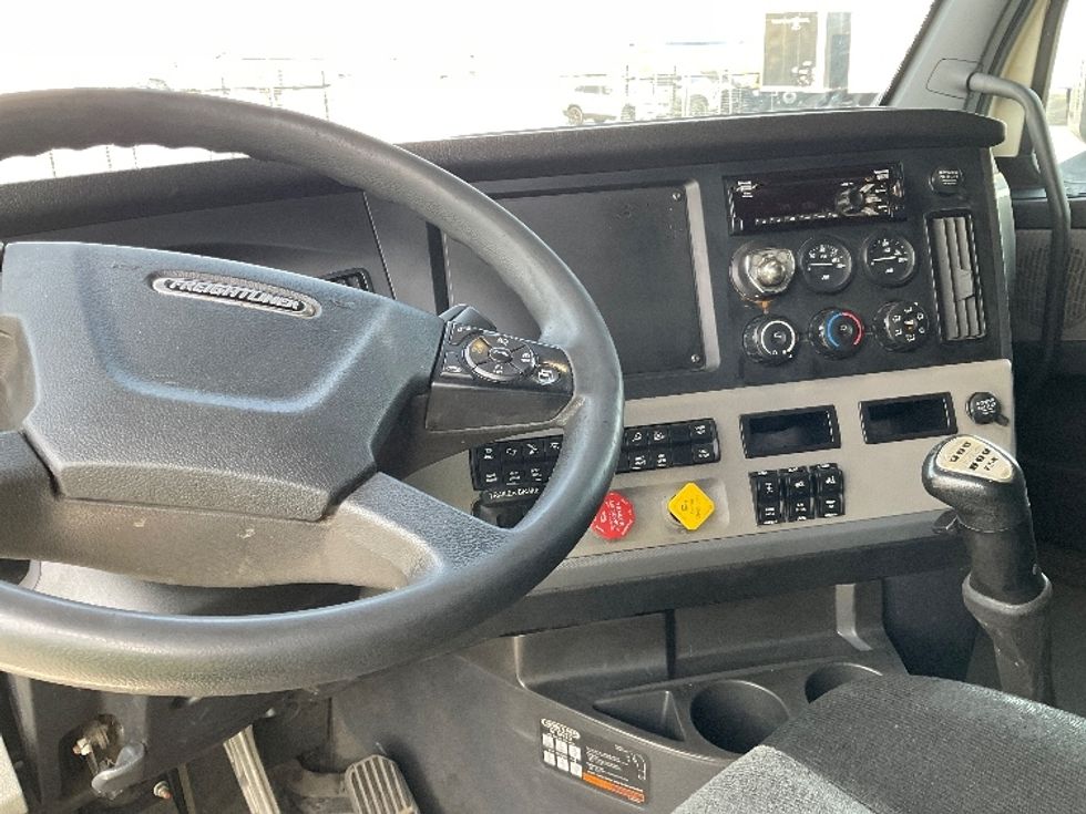 Sleeper Tractor-Heavy Duty Tractors-Freightliner-2020-T12664ST-Milwaukee-WI-680,631\n\t\tmiles-$ 44,000 - Image 11