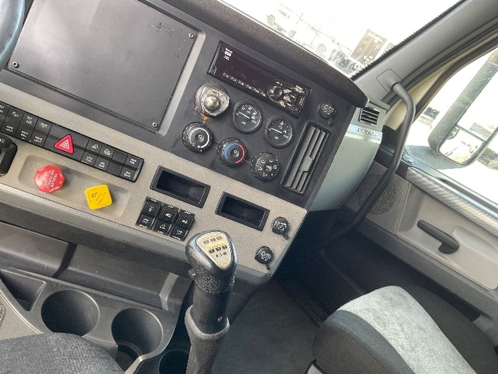 Sleeper Tractor-Heavy Duty Tractors-Freightliner-2020-T12664ST-Milwaukee-WI-680,631\n\t\tmiles-$ 44,000 - Image 12