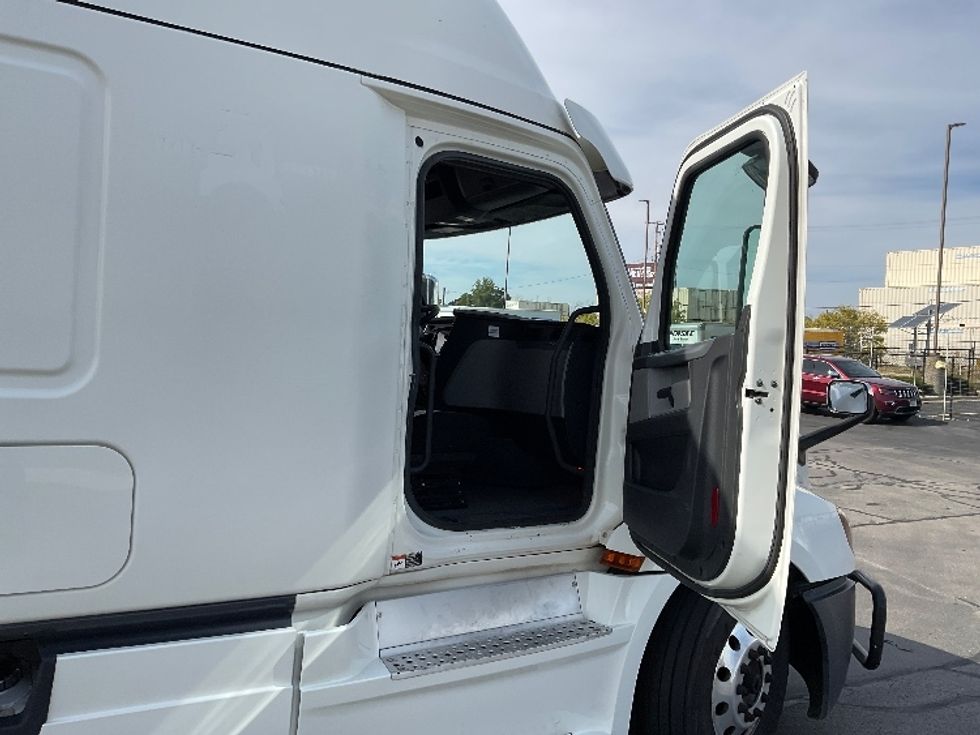 Sleeper Tractor-Heavy Duty Tractors-Freightliner-2020-T12664ST-Milwaukee-WI-680,631\n\t\tmiles-$ 44,000 - Image 13