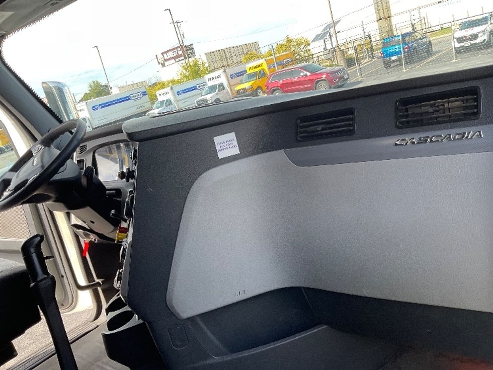 Sleeper Tractor-Heavy Duty Tractors-Freightliner-2020-T12664ST-Milwaukee-WI-680,631\n\t\tmiles-$ 44,000 - Image 14