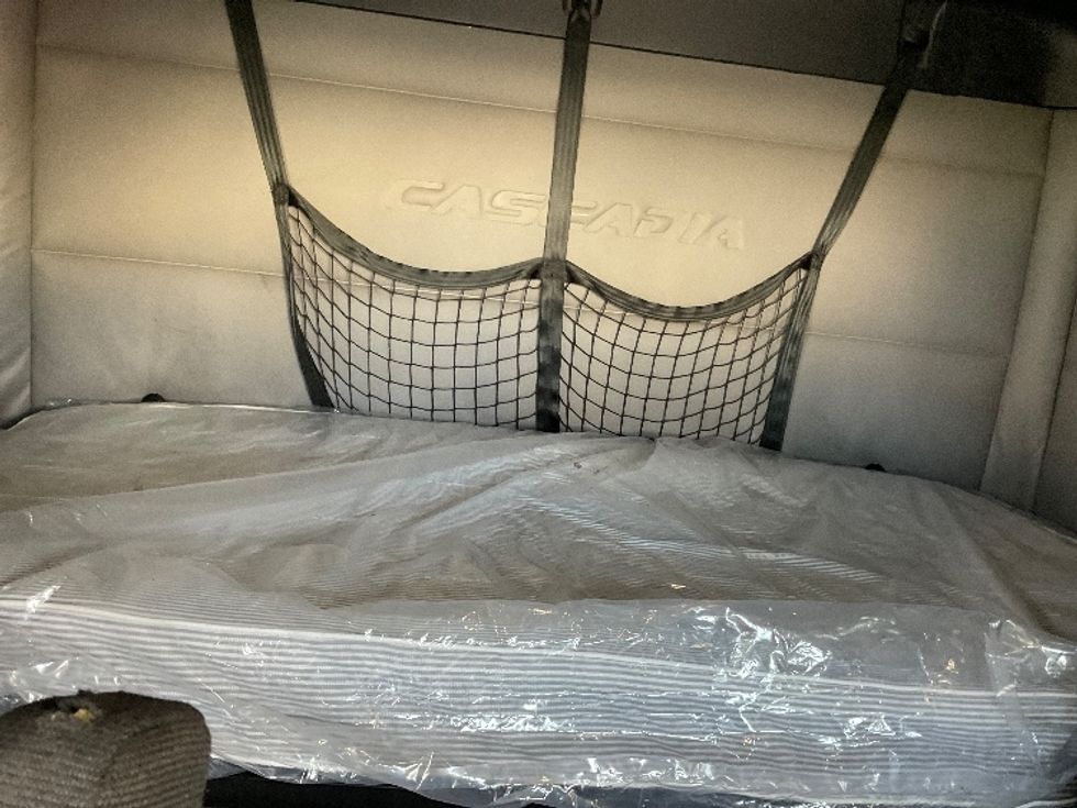 Sleeper Tractor-Heavy Duty Tractors-Freightliner-2020-T12664ST-Milwaukee-WI-680,631\n\t\tmiles-$ 44,000 - Image 16