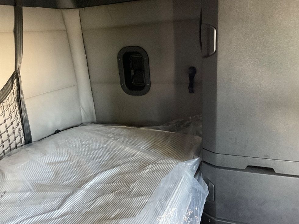 Sleeper Tractor-Heavy Duty Tractors-Freightliner-2020-T12664ST-Milwaukee-WI-680,631\n\t\tmiles-$ 44,000 - Image 17