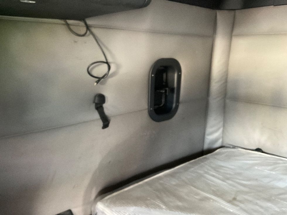 Sleeper Tractor-Heavy Duty Tractors-Freightliner-2020-T12664ST-Milwaukee-WI-680,631\n\t\tmiles-$ 44,000 - Image 18