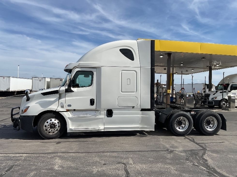 Sleeper Tractor-Heavy Duty Tractors-Freightliner-2020-T12664ST-Milwaukee-WI-680,631\n\t\tmiles-$ 44,000 - Image 4