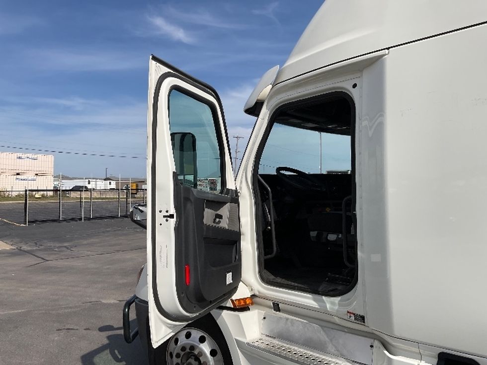 Sleeper Tractor-Heavy Duty Tractors-Freightliner-2020-T12664ST-Milwaukee-WI-680,631\n\t\tmiles-$ 44,000 - Image 9