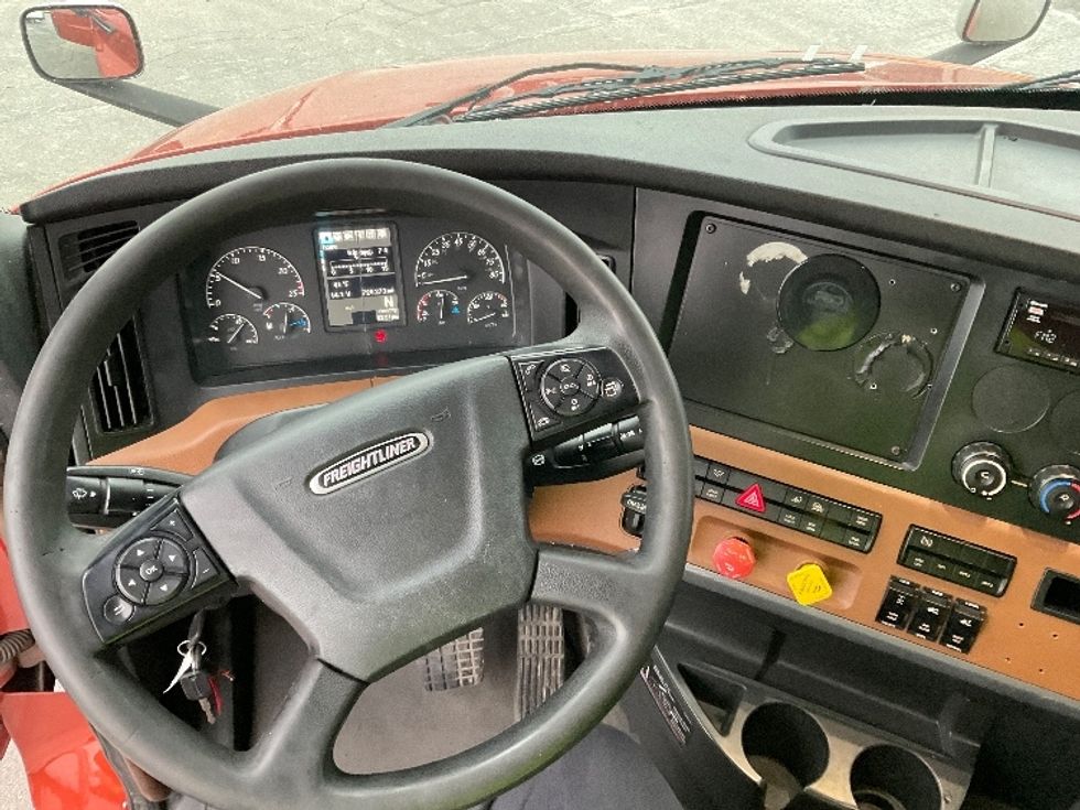 Sleeper Tractor-Heavy Duty Tractors-Freightliner-2020-T12664ST-Milwaukee-WI-725,260\n\t\tmiles-$ 37,250 - Image 11