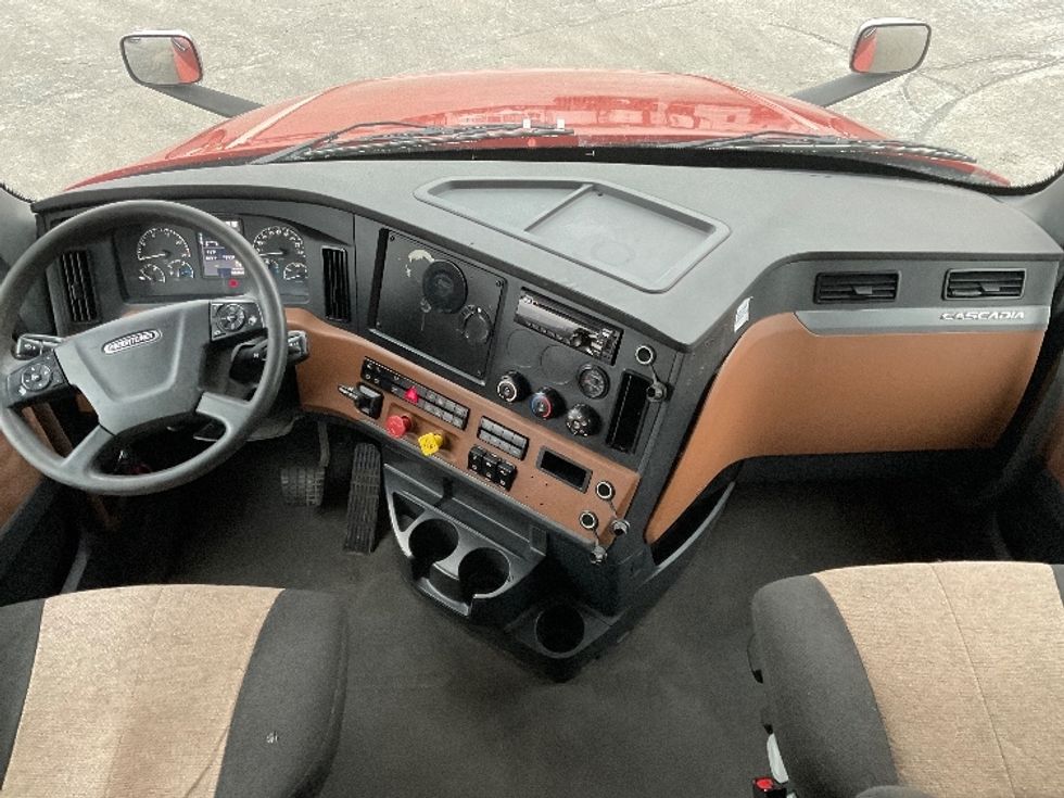 Sleeper Tractor-Heavy Duty Tractors-Freightliner-2020-T12664ST-Milwaukee-WI-725,260\n\t\tmiles-$ 37,250 - Image 12