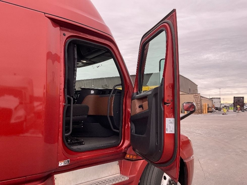 Sleeper Tractor-Heavy Duty Tractors-Freightliner-2020-T12664ST-Milwaukee-WI-725,260\n\t\tmiles-$ 37,250 - Image 13