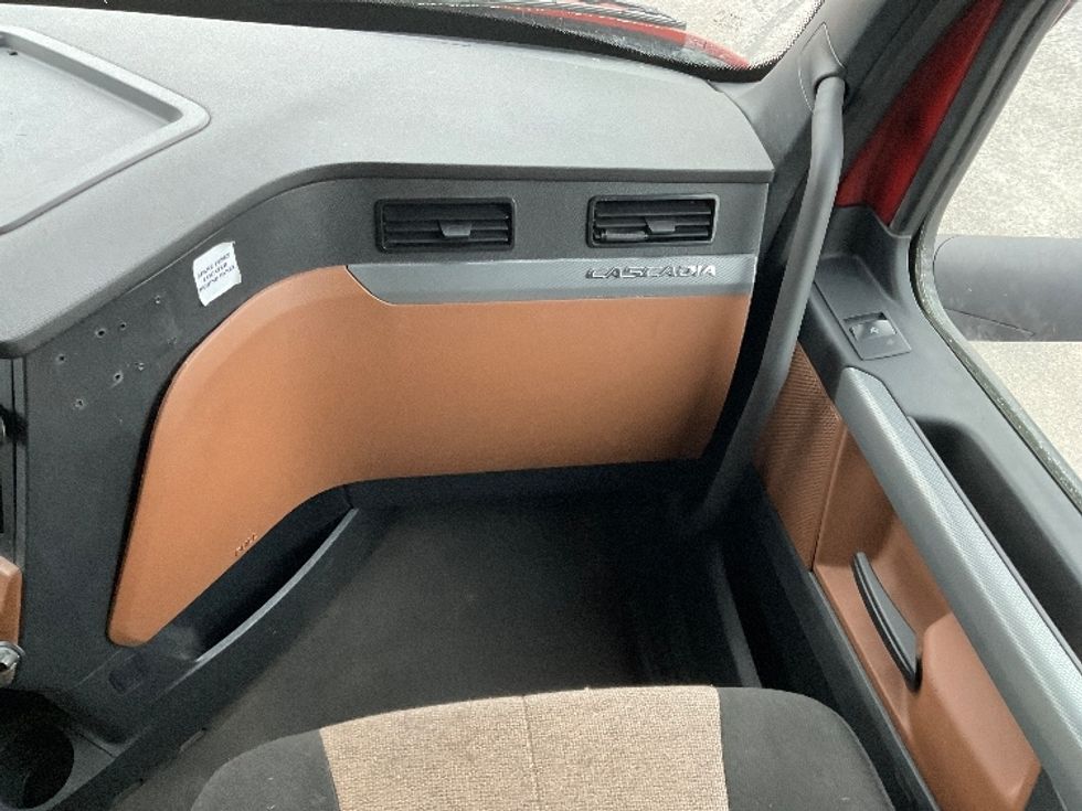 Sleeper Tractor-Heavy Duty Tractors-Freightliner-2020-T12664ST-Milwaukee-WI-725,260\n\t\tmiles-$ 37,250 - Image 14