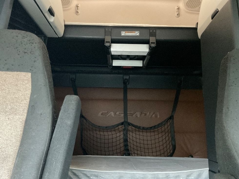 Sleeper Tractor-Heavy Duty Tractors-Freightliner-2020-T12664ST-Milwaukee-WI-725,260\n\t\tmiles-$ 37,250 - Image 16