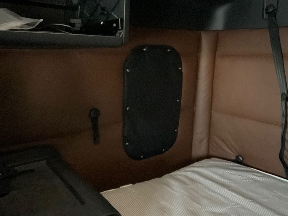 Sleeper Tractor-Heavy Duty Tractors-Freightliner-2020-T12664ST-Milwaukee-WI-725,260\n\t\tmiles-$ 37,250 - Image 19