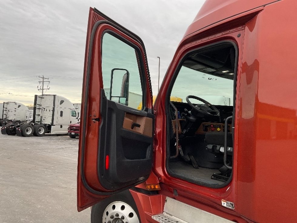 Sleeper Tractor-Heavy Duty Tractors-Freightliner-2020-T12664ST-Milwaukee-WI-725,260\n\t\tmiles-$ 37,250 - Image 9