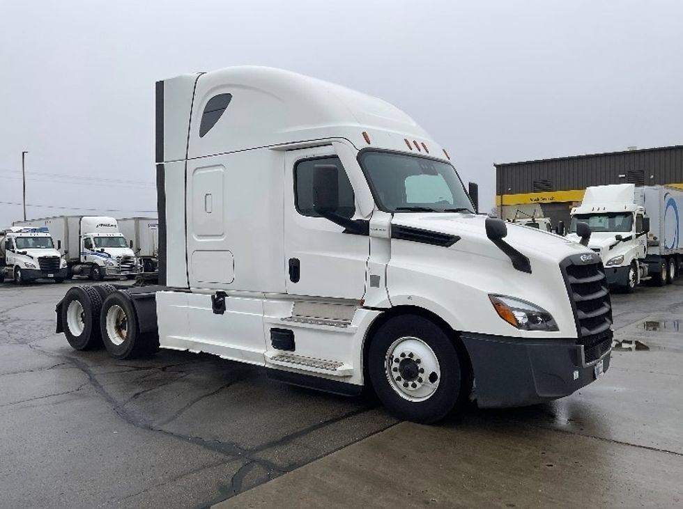 Sleeper Tractor-Heavy Duty Tractors-Freightliner-2020-T12664ST-Milwaukee-WI-726,705\n\t\tmiles-$ 39,250 - Image 1