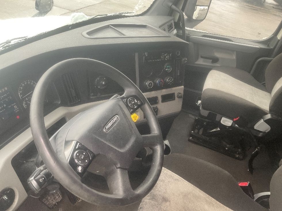 Sleeper Tractor-Heavy Duty Tractors-Freightliner-2020-T12664ST-Milwaukee-WI-726,705\n\t\tmiles-$ 39,250 - Image 10
