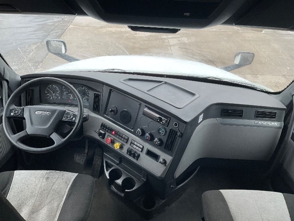 Sleeper Tractor-Heavy Duty Tractors-Freightliner-2020-T12664ST-Milwaukee-WI-726,705\n\t\tmiles-$ 39,250 - Image 12