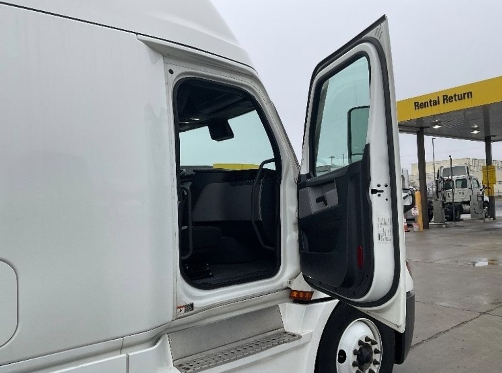 Sleeper Tractor-Heavy Duty Tractors-Freightliner-2020-T12664ST-Milwaukee-WI-726,705\n\t\tmiles-$ 39,250 - Image 13