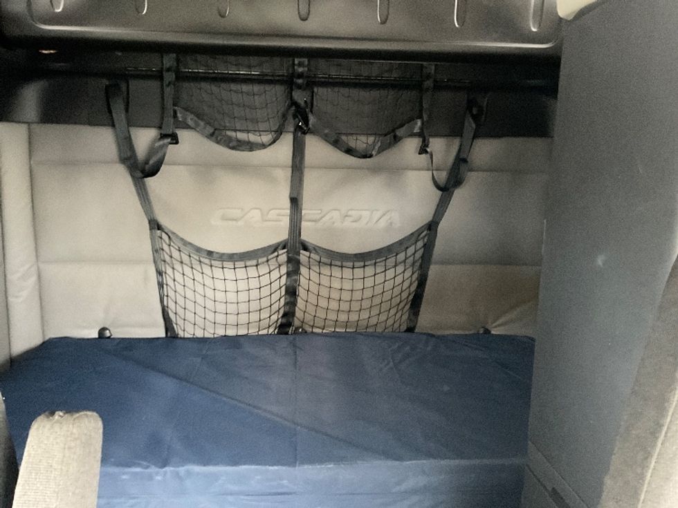 Sleeper Tractor-Heavy Duty Tractors-Freightliner-2020-T12664ST-Milwaukee-WI-726,705\n\t\tmiles-$ 39,250 - Image 16