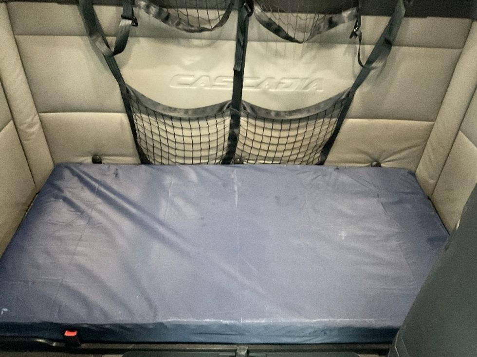 Sleeper Tractor-Heavy Duty Tractors-Freightliner-2020-T12664ST-Milwaukee-WI-726,705\n\t\tmiles-$ 39,250 - Image 17