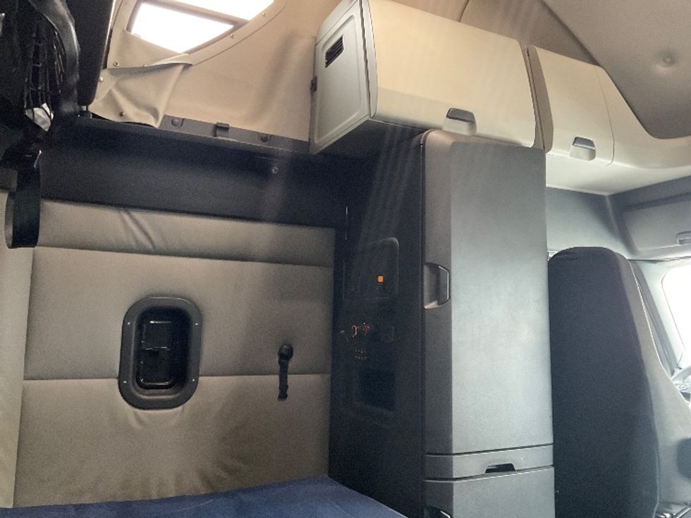 Sleeper Tractor-Heavy Duty Tractors-Freightliner-2020-T12664ST-Milwaukee-WI-726,705\n\t\tmiles-$ 39,250 - Image 18