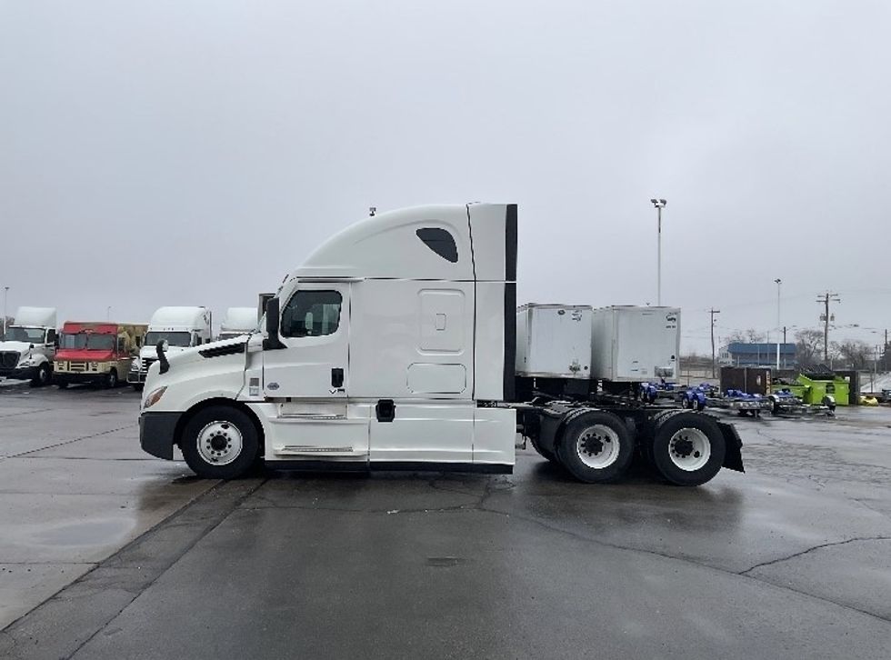 Sleeper Tractor-Heavy Duty Tractors-Freightliner-2020-T12664ST-Milwaukee-WI-726,705\n\t\tmiles-$ 39,250 - Image 4