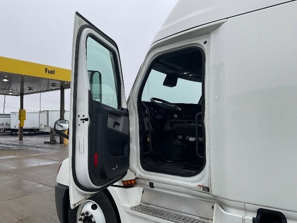 Sleeper Tractor-Heavy Duty Tractors-Freightliner-2020-T12664ST-Milwaukee-WI-726,705\n\t\tmiles-$ 39,250 - Image 9