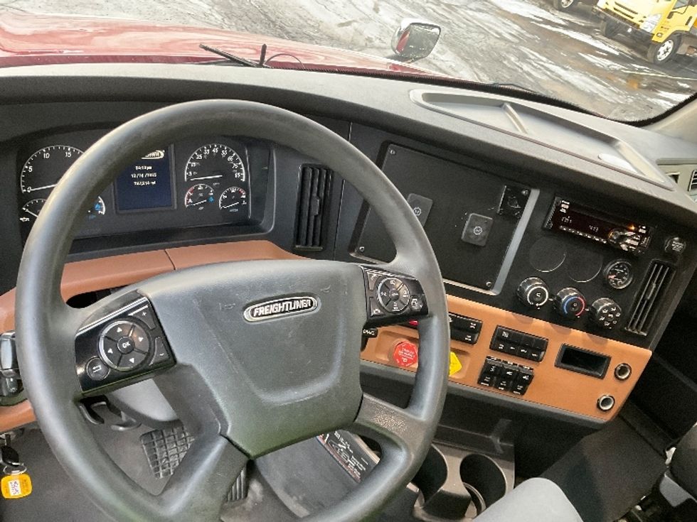 Sleeper Tractor-Heavy Duty Tractors-Freightliner-2020-T12664ST-Milwaukee-WI-747,201\n\t\tmiles-$ 39,000 - Image 11