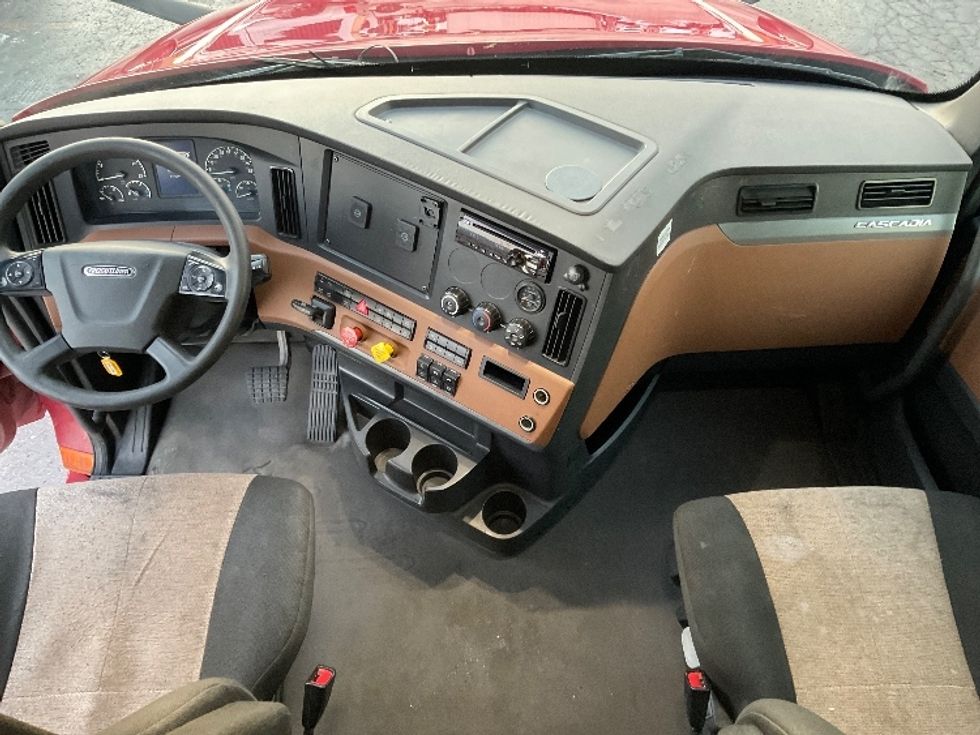 Sleeper Tractor-Heavy Duty Tractors-Freightliner-2020-T12664ST-Milwaukee-WI-747,201\n\t\tmiles-$ 39,000 - Image 12