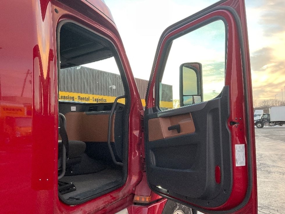 Sleeper Tractor-Heavy Duty Tractors-Freightliner-2020-T12664ST-Milwaukee-WI-747,201\n\t\tmiles-$ 39,000 - Image 13