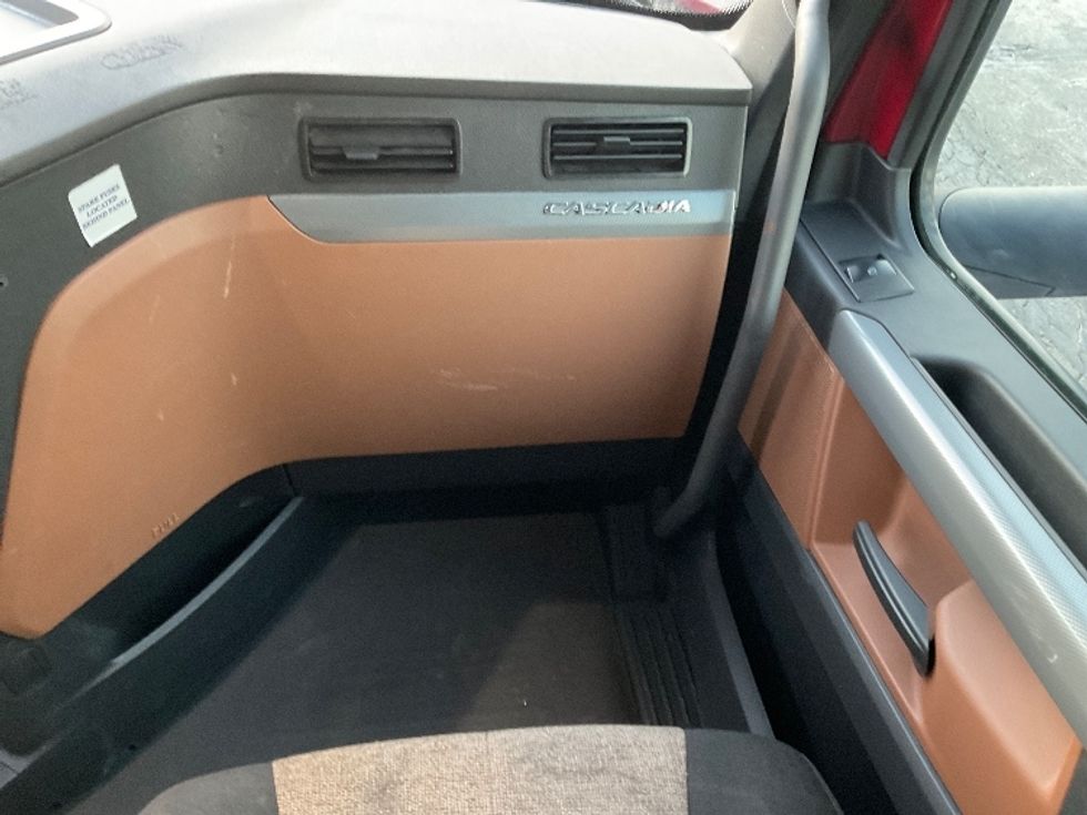 Sleeper Tractor-Heavy Duty Tractors-Freightliner-2020-T12664ST-Milwaukee-WI-747,201\n\t\tmiles-$ 39,000 - Image 14