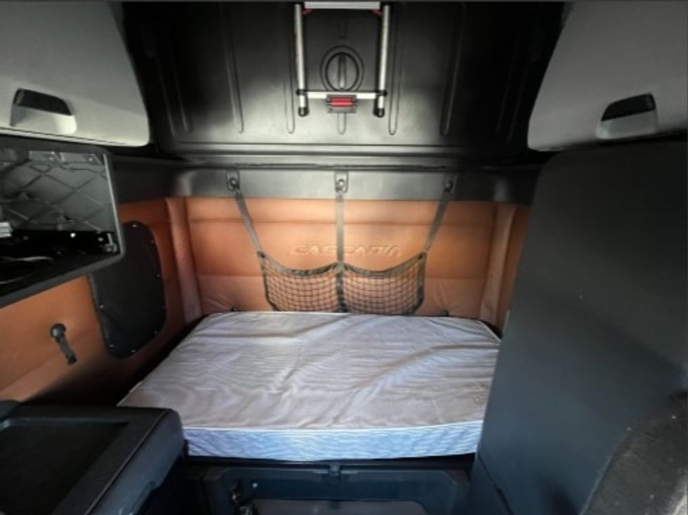 Sleeper Tractor-Heavy Duty Tractors-Freightliner-2020-T12664ST-Milwaukee-WI-747,201\n\t\tmiles-$ 39,000 - Image 17